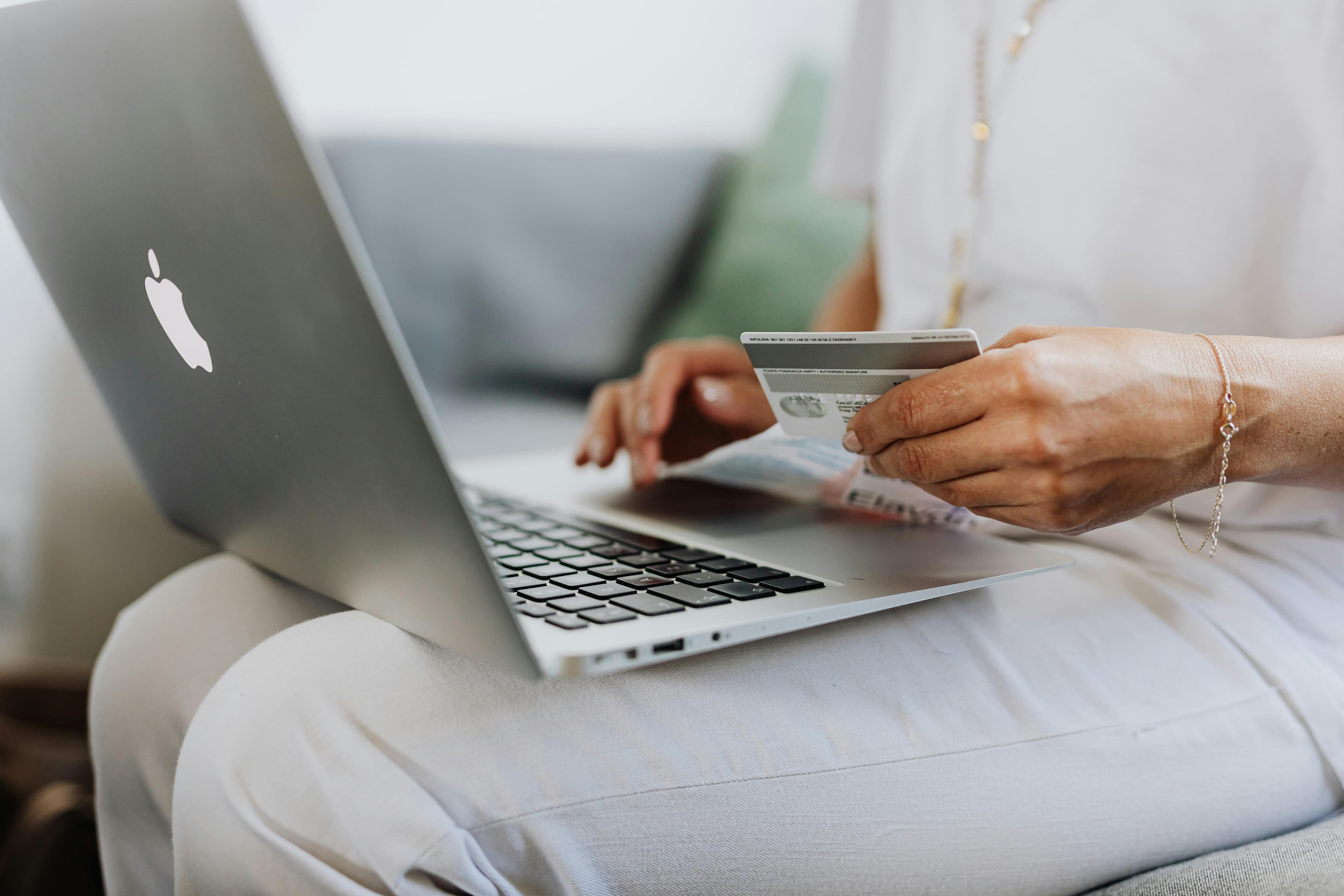 High-converting Shopify product page layout showing images, reviews, and trust badges